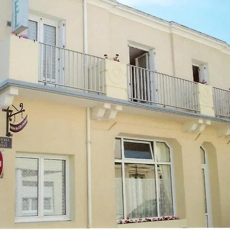 De L'arrivee Hotel