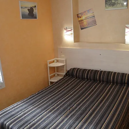 De L'arrivee Hotel 2*
