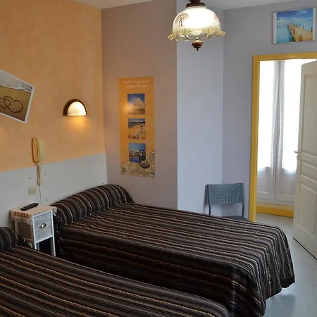 De L'arrivee Hotel