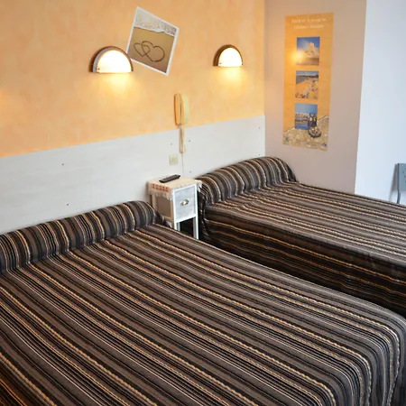 De L'arrivee Hotel